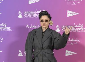 "Me encanta este premio": Mon Laferte es destacada como una de las mujeres líderes de la música en los Latin Grammy