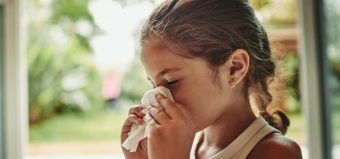 ¿Cómo saber si mi hijo tiene rinitis alérgica? Otorrinolaringólogos entregan recomendaciones