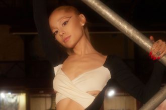 Ariana Grande se libera de las críticas y es dueña de su vida en su nueva canción "Yes, and?"
