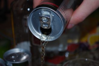 ¿Qué te parece? Iniciativa busca prohibir la venta de bebidas energéticas a menores de edad