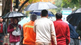 ¿Te pueden sancionar si llegas tarde al trabajo por las lluvias? Esto es lo que explica la Dirección del Trabajo