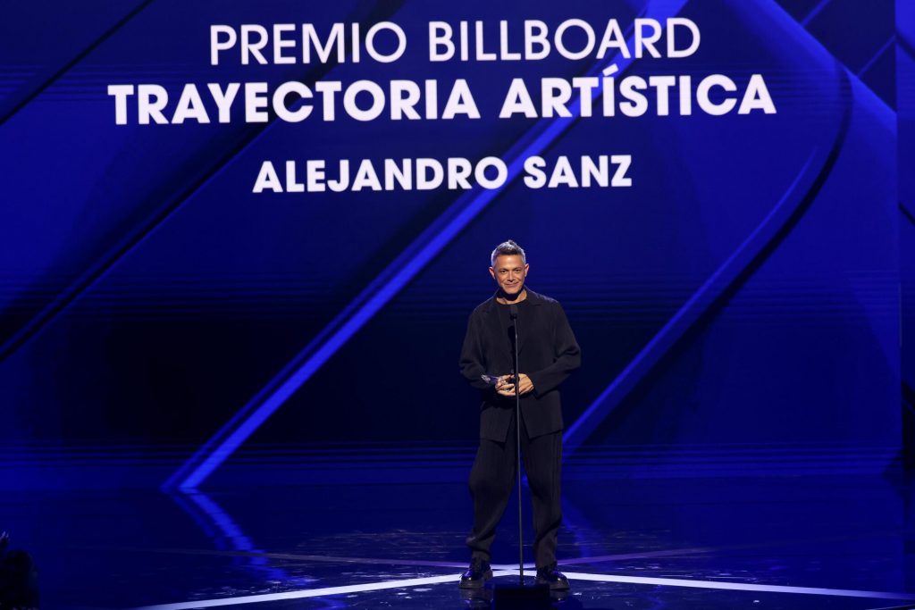 “La música es lo que mueve este corazón” Alejandro Sanz recibió el Premio Billboard Trayectoria 2024