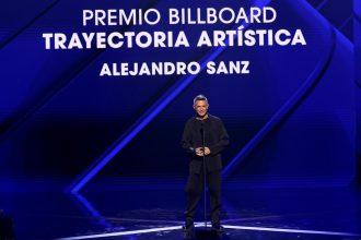 “La música es lo que mueve este corazón” Alejandro Sanz recibió el Premio Billboard Trayectoria 2024