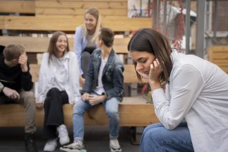 Las mujeres son las más afectadas: 19% de los chilenos se sentirían solos
