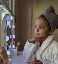 "Se trata de enseñarle a nuestros hijos que cuidarse a sí mismo es divertido": Actriz recibe críticas por lanzar linea de skincare para niños