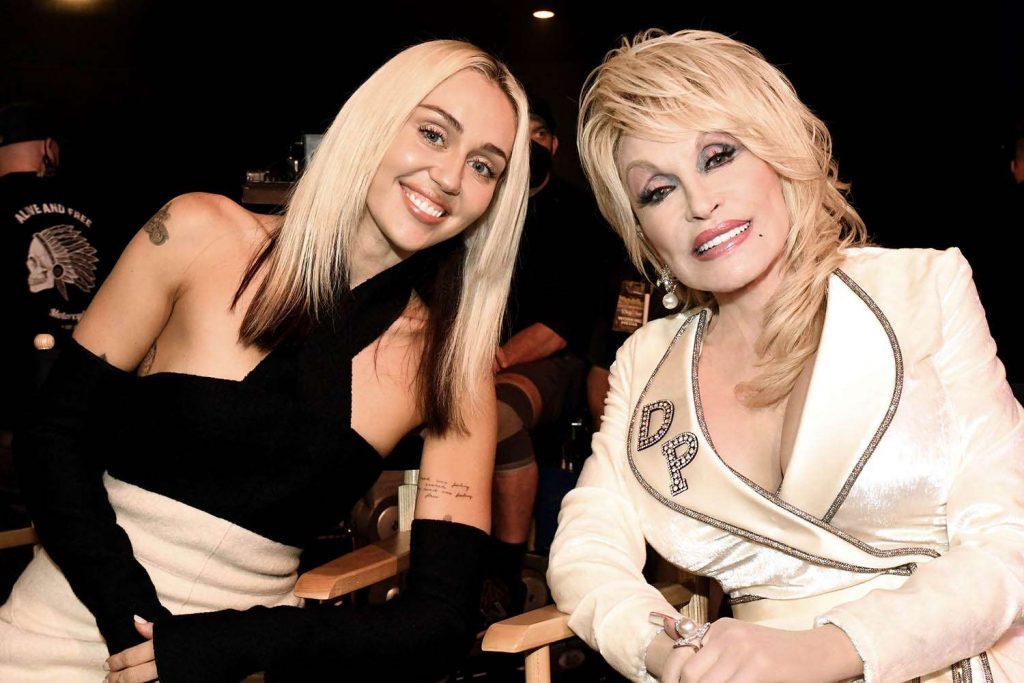 “Tengo un ángel a mi lado”: El emotivo adiós de Miley Cyrus a su madrina Dolly Parton